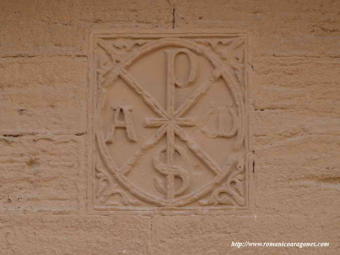 CRISMN TRINITARIO SOBRE LA PORTADA DE SAN BERENGUER, IMITANDO EL DE LA FACHADA OPUESTA
